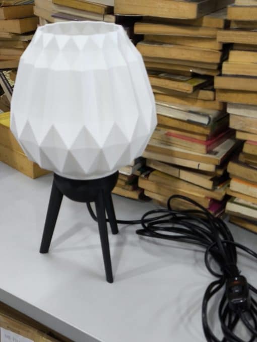 LUUMI Ori lamp with legs stand with long wire